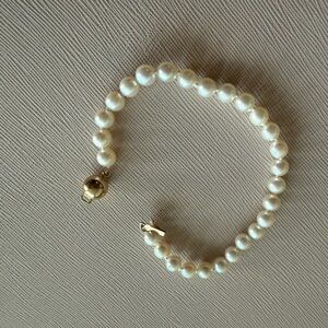 Elegant Pearl Bracelet with 14 k Gold Clasp